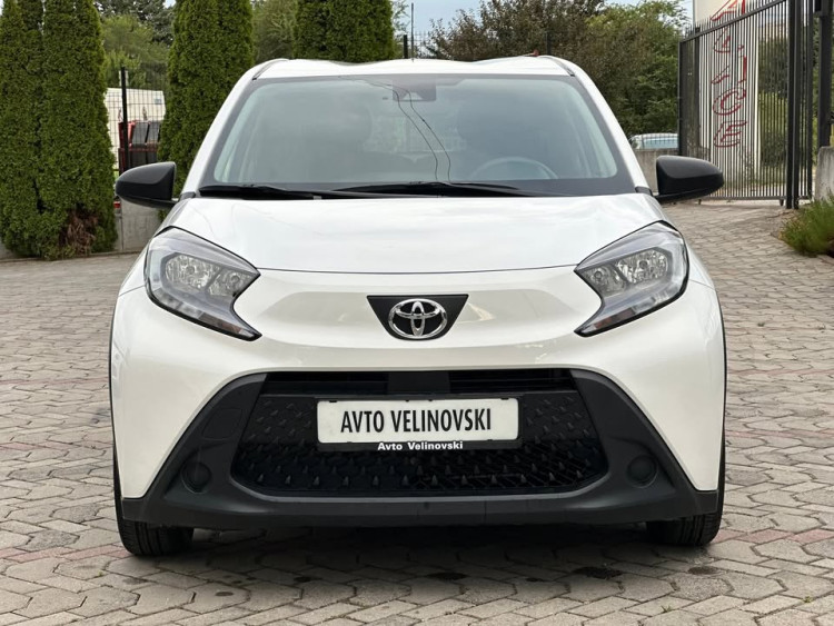 Автомобил