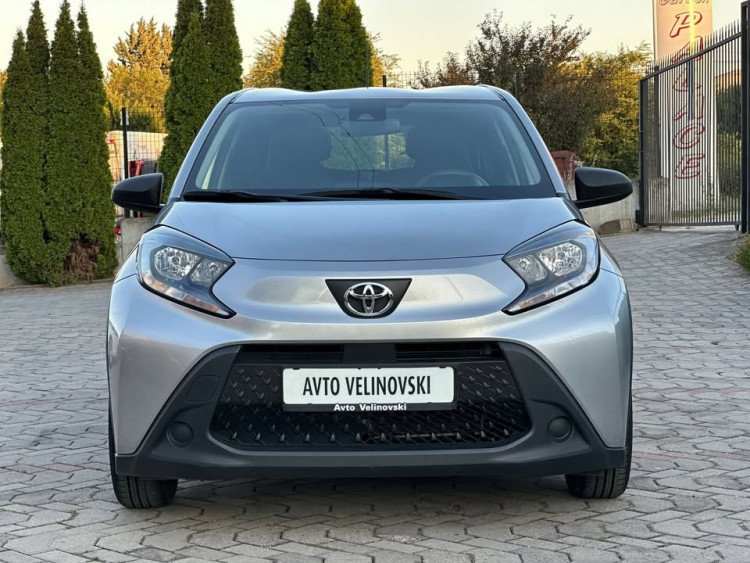 Автомобил