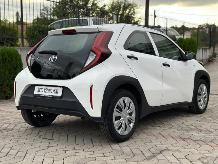 Автомобил