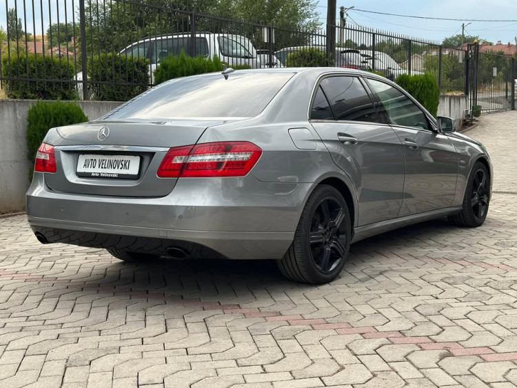 Автомобил