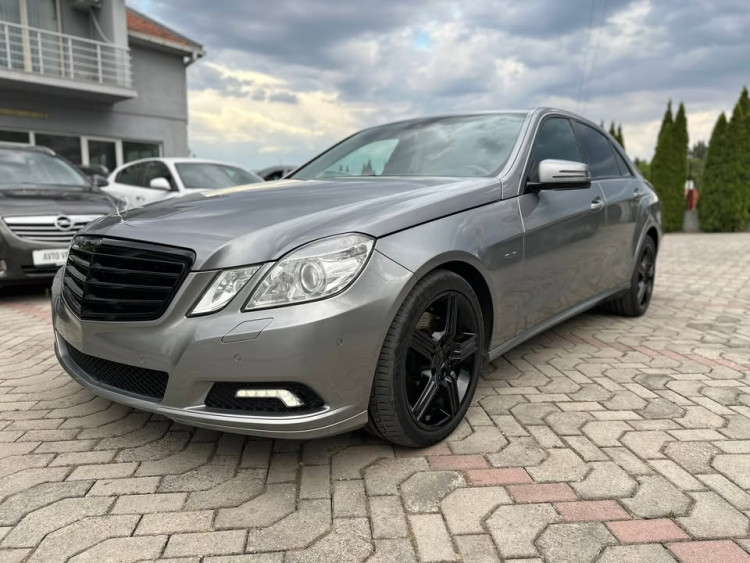 Автомобил