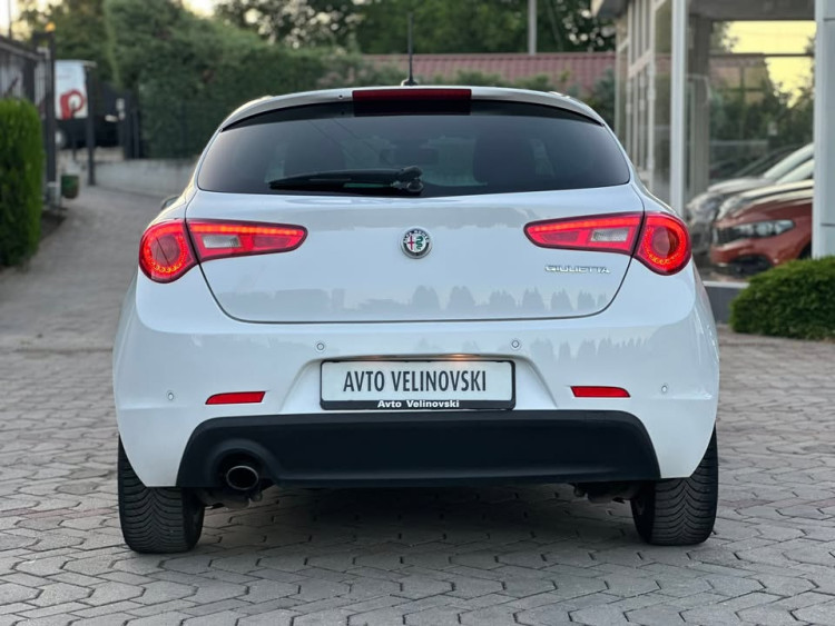 Автомобил