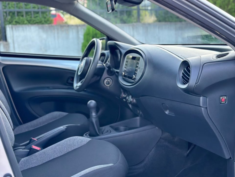 Автомобил