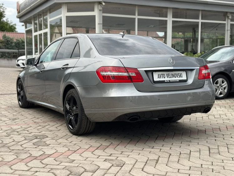 Автомобил