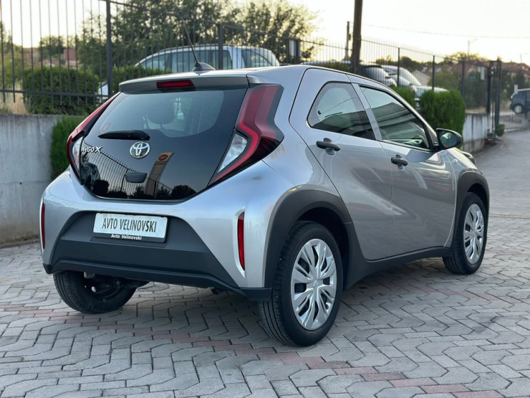 Автомобил