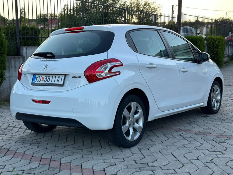Автомобил