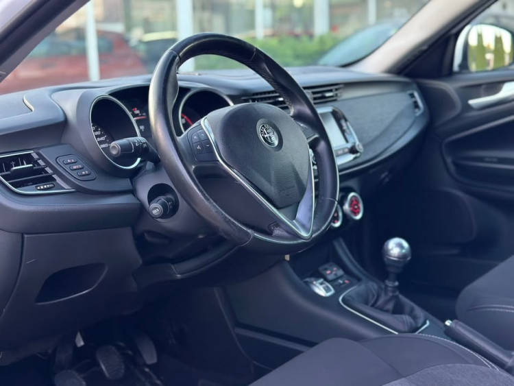 Автомобил