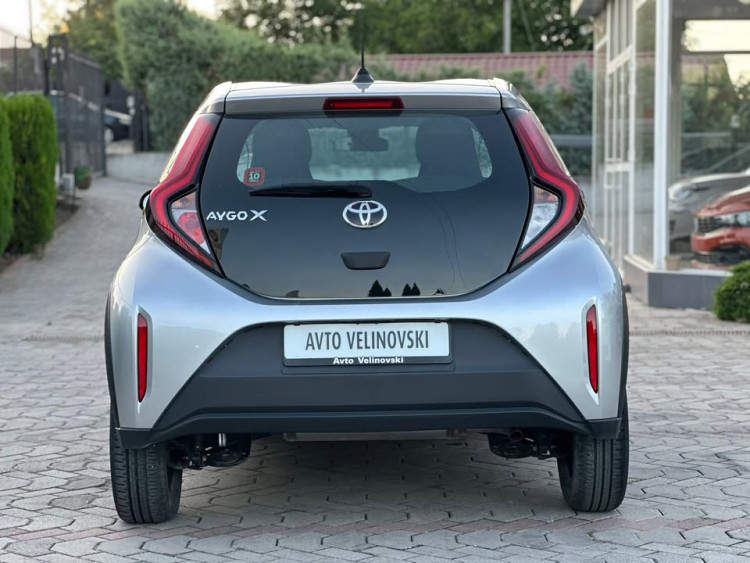 Автомобил