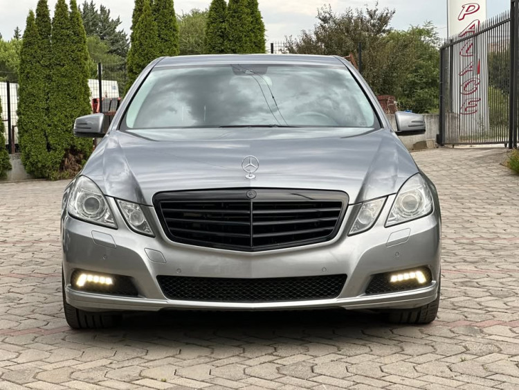Автомобил