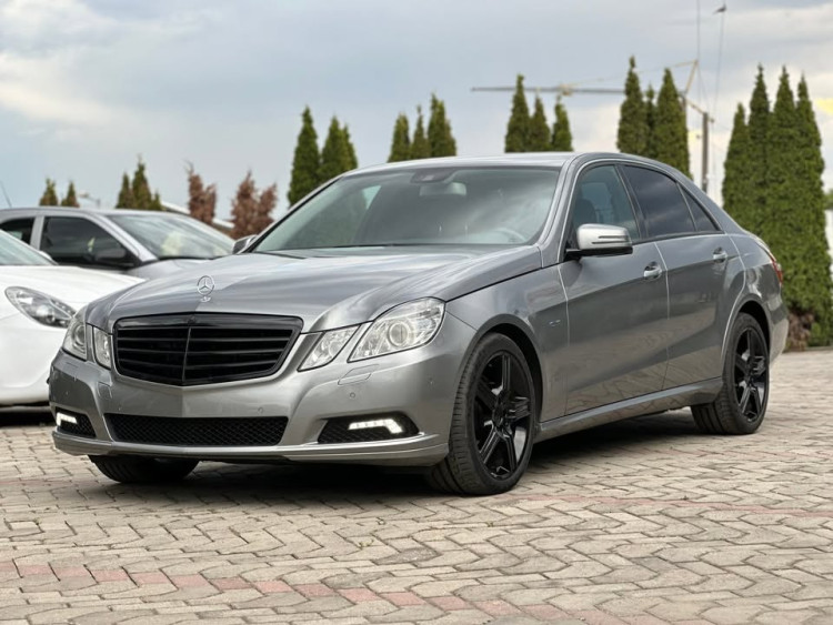 Автомобил