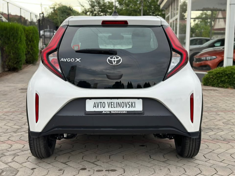 Автомобил