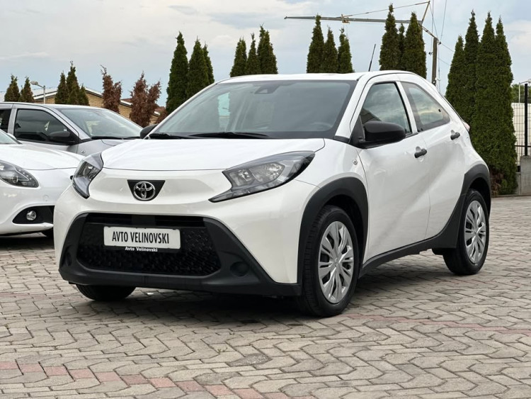 Автомобил