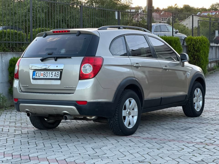 Автомобил