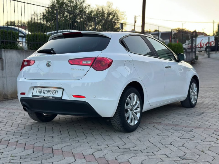 Автомобил